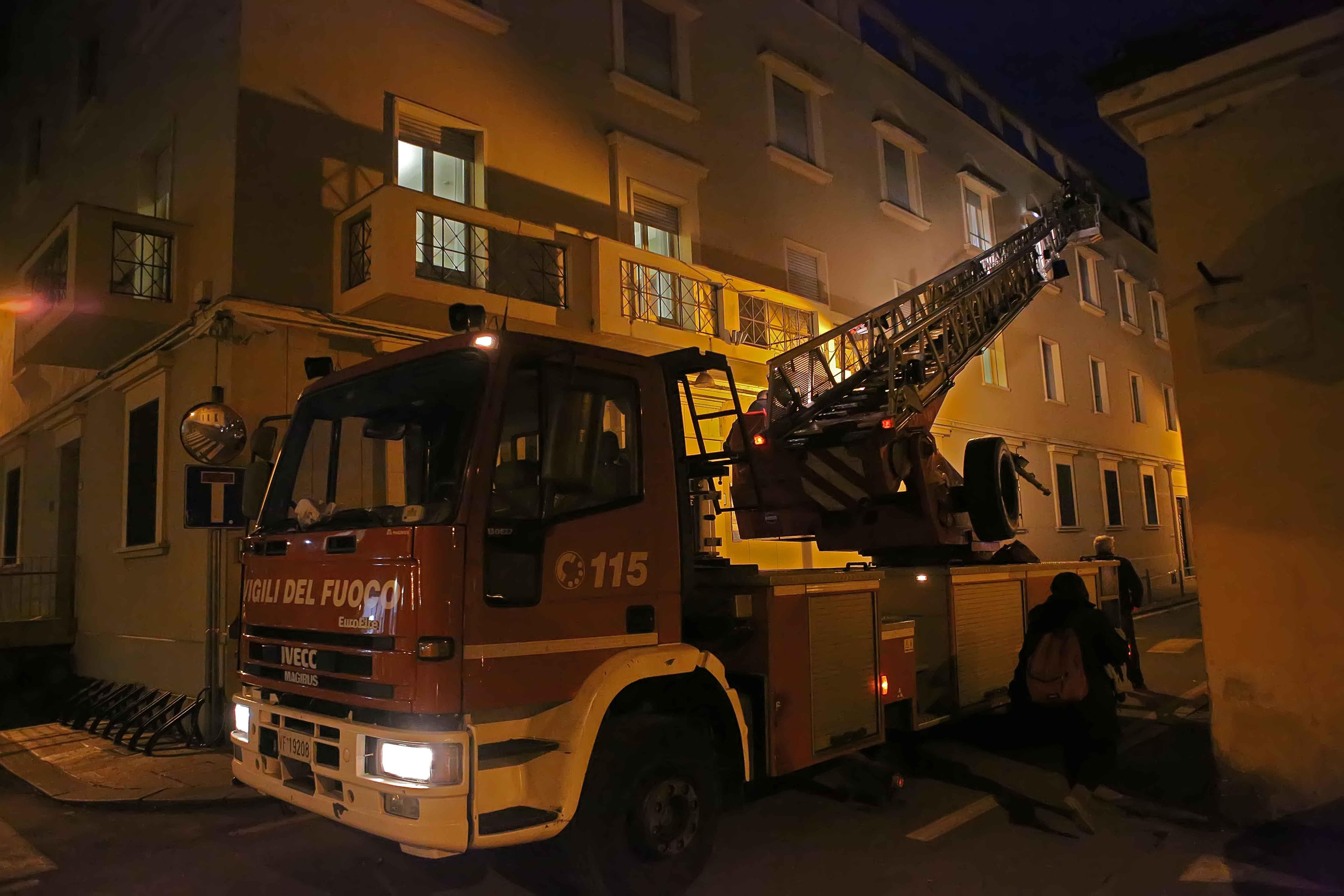 Reggio Emilia, transennata la questura per il crollo dei cornicioni