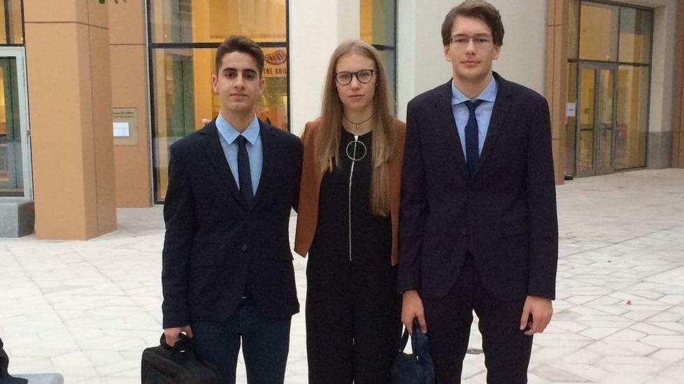 Studenti a scuola per fare i diplomatici