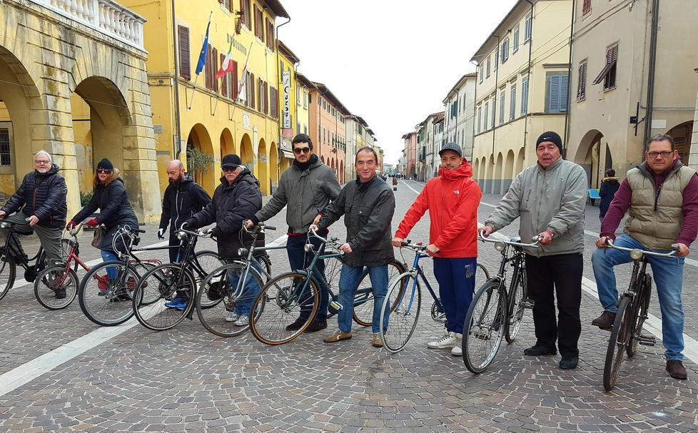 In piazza della Chiesa il raduno degli amanti delle vecchie bici