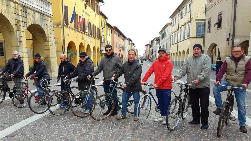 In piazza della Chiesa il raduno degli amanti delle vecchie bici