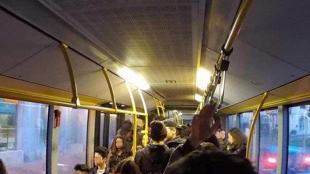 «I nostri figli lasciati a piedi dal bus che non si ferma»