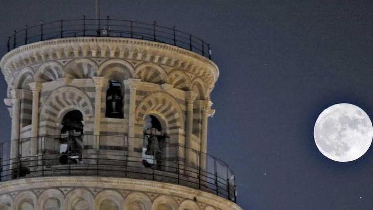 La Superluna si fa “solleticare” dalla Torre