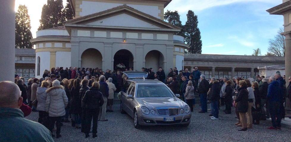 L’addio a Gremigni lanciati in cielo 58 palloncini bianchi 
