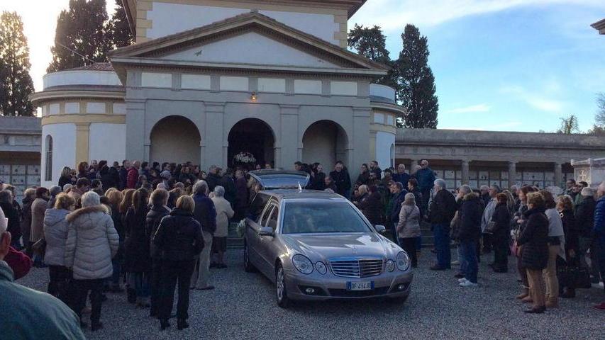L’addio a Gremigni lanciati in cielo 58 palloncini bianchi