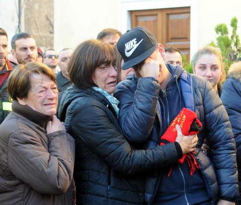 L’autogru per l’ultimo saluto a Francesco 