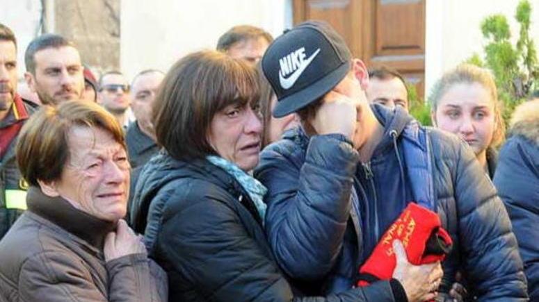 L’autogru per l’ultimo saluto a Francesco