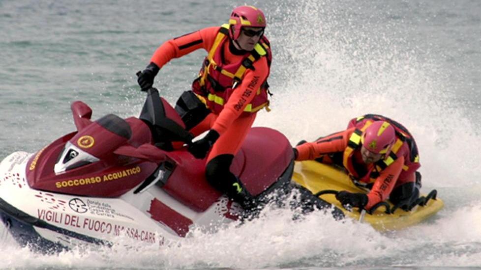 E i vigili del fuoco pattugliano il mare con le moto d’acqua