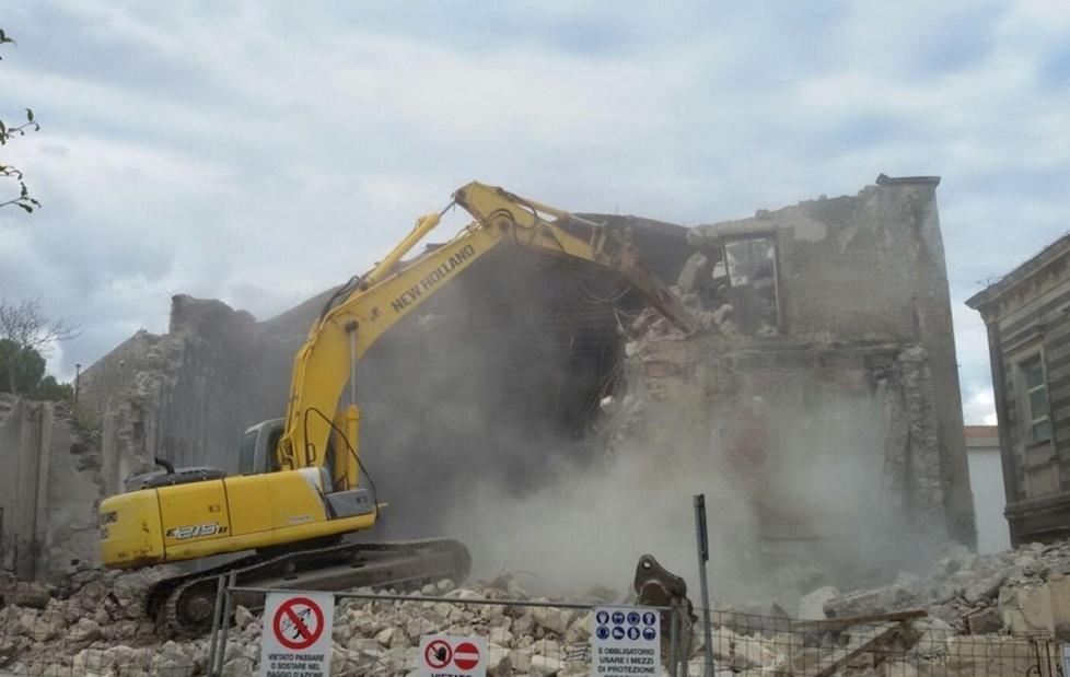 Demolizione Odeon, il paese si divide