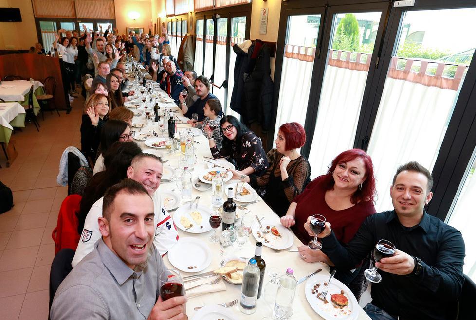 Una maxi tavolata per la festa dei sardi