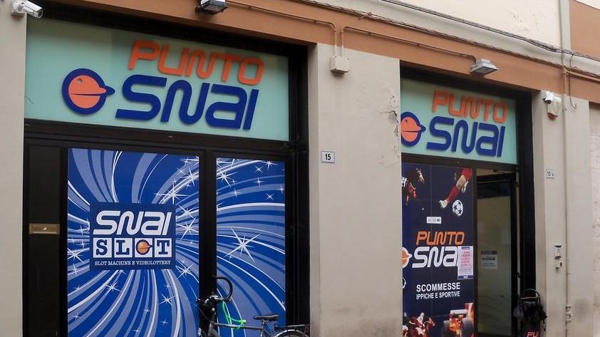 Armati di fucile e pistola rapinano il punto Snai in quaranta secondi