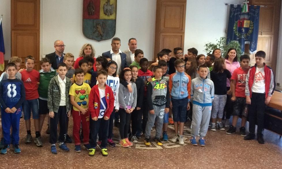 Nuovi banchi per le scuole 
