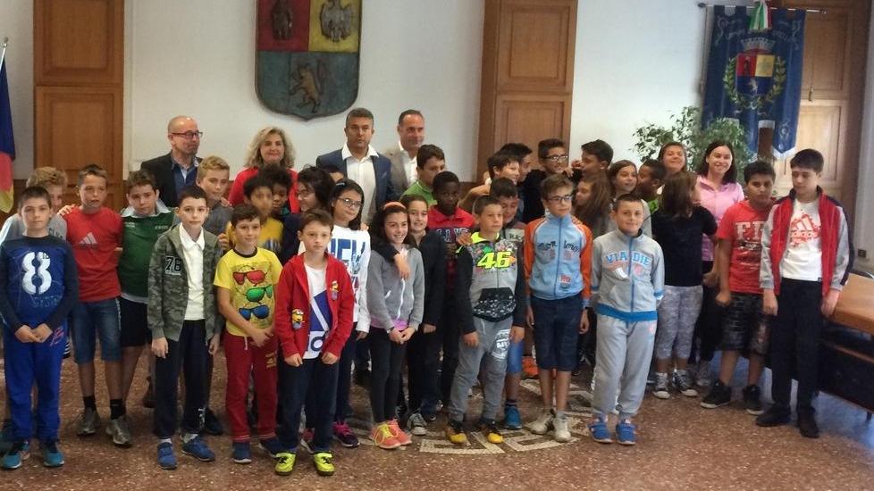 Nuovi banchi per le scuole