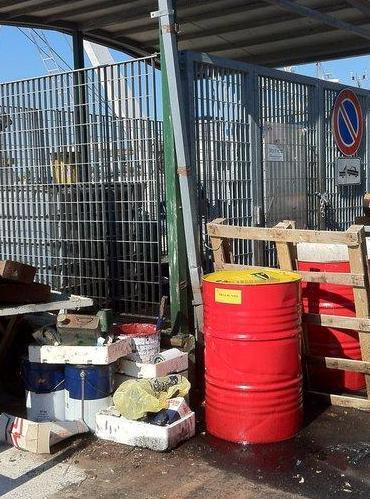 Oli esausti e rifiuti Regna il caos sul Portocanale 
