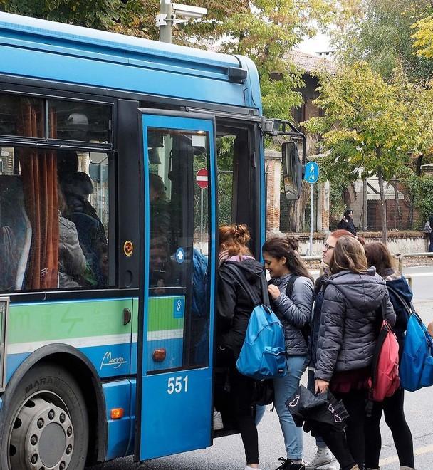 Studenti come sardine Stipati sugli autobus per andare a scuola 