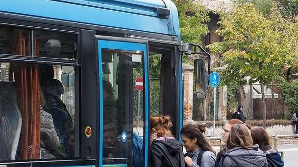 Studenti come sardine Stipati sugli autobus per andare a scuola