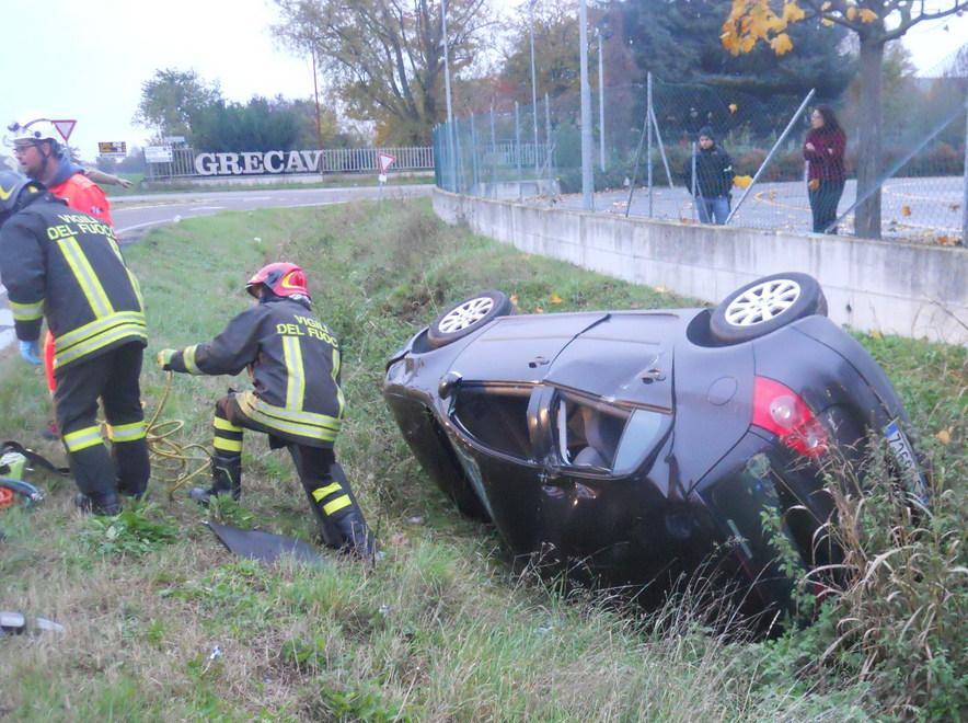 Vola fuori strada e resta incastrato 