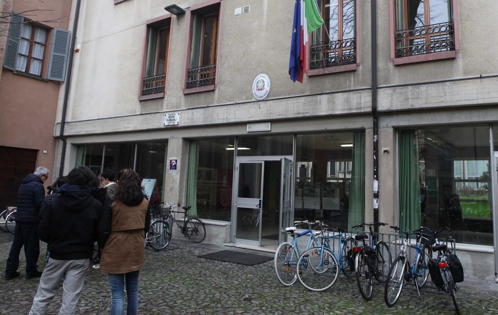 Corre in auto, rischia di falciare gli studenti 
