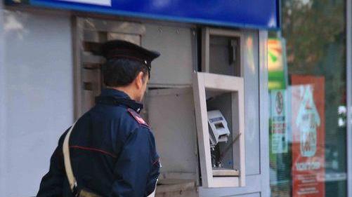 Fanno esplodere il bancomat e scappano