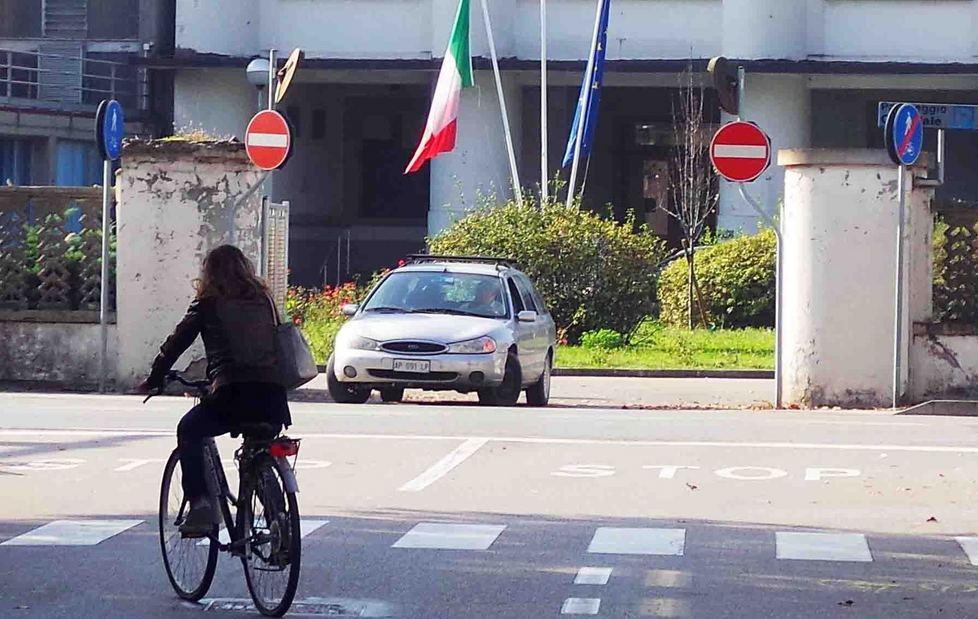 Sfonda la porta di casa e aggredisce l’ex compagna  