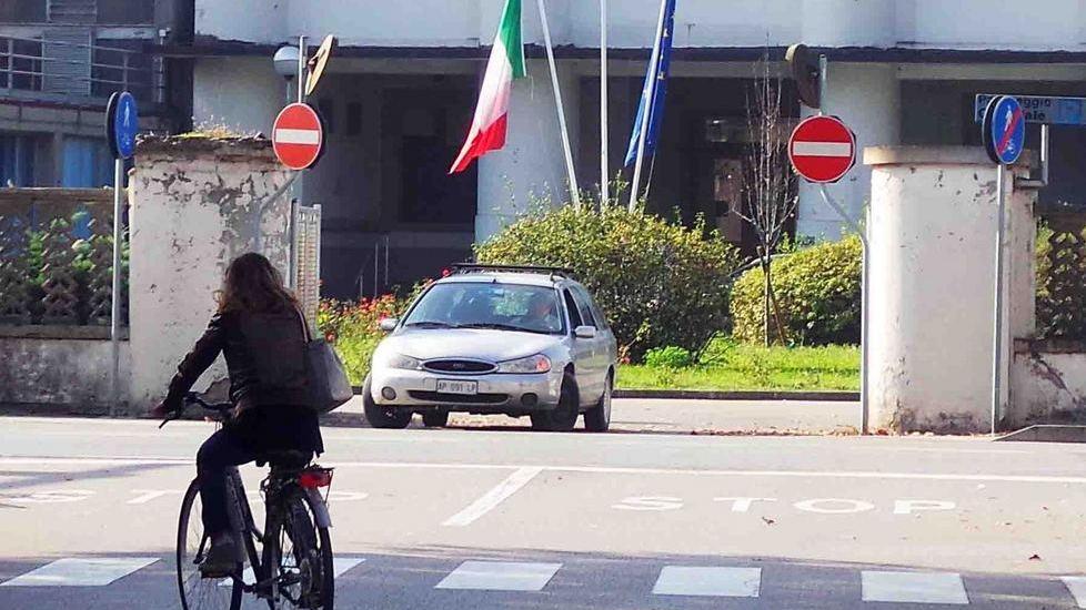 Sfonda la porta di casa e aggredisce l’ex compagna