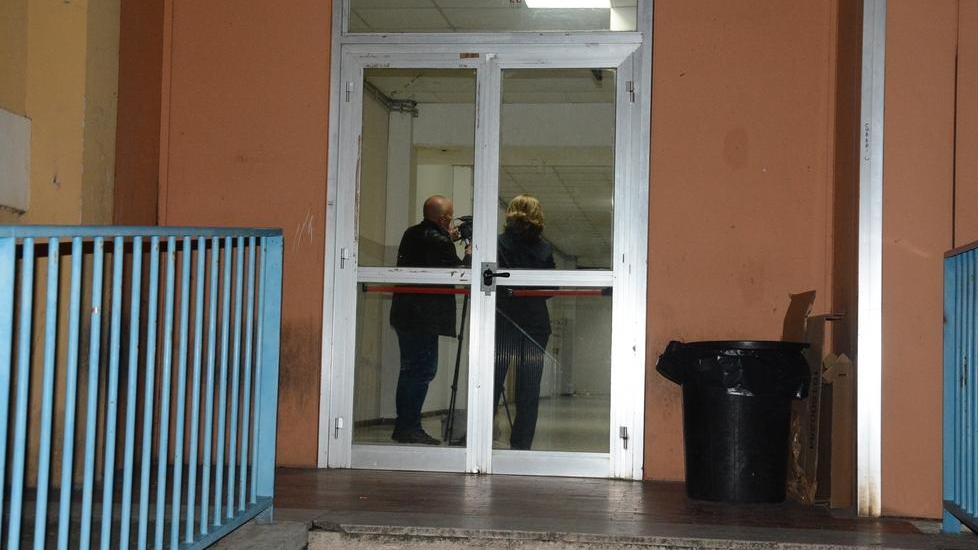 La porta della scuola contro la quale una settimana fa è andato a sbattere un alunno rimanendo ferito