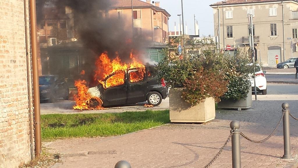 L'auto in fiamme in piazzale S.Giovanni
