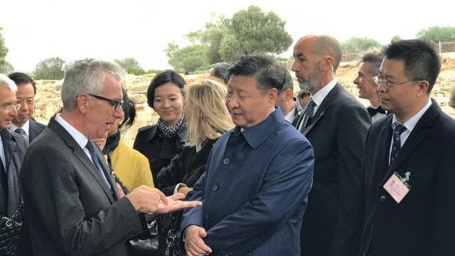 L'incontro tra il presidente della Repubblica popolare cinese Xi Jinping e il presidente della Regione Sardegna Francesco Pigliaru 