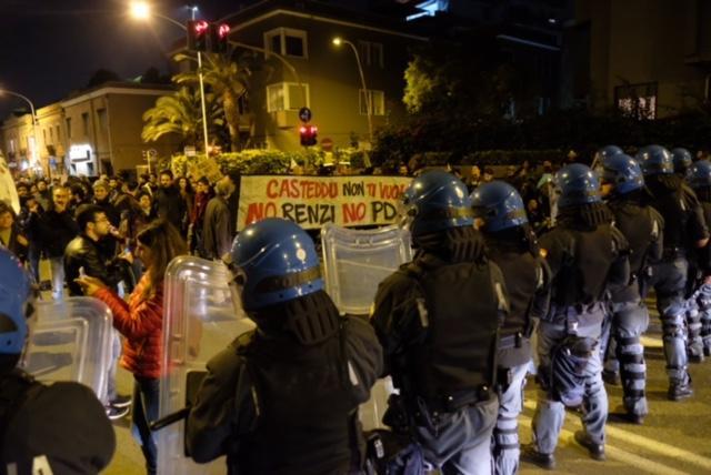 Il corteo degli antagonisti bloccato dalla polizia (foto di Mario Rosas)