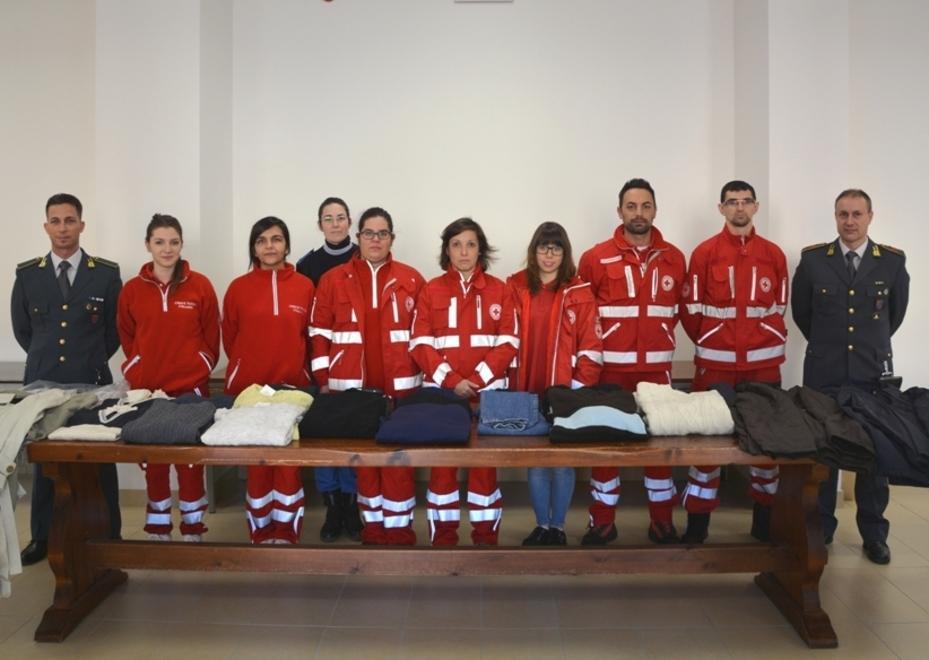 I vestiti sequestrati dalla Finanza consegnati alla Cri per i terremotati