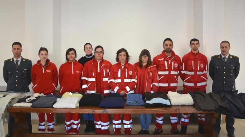 I vestiti sequestrati dalla Finanza consegnati alla Cri per i terremotati