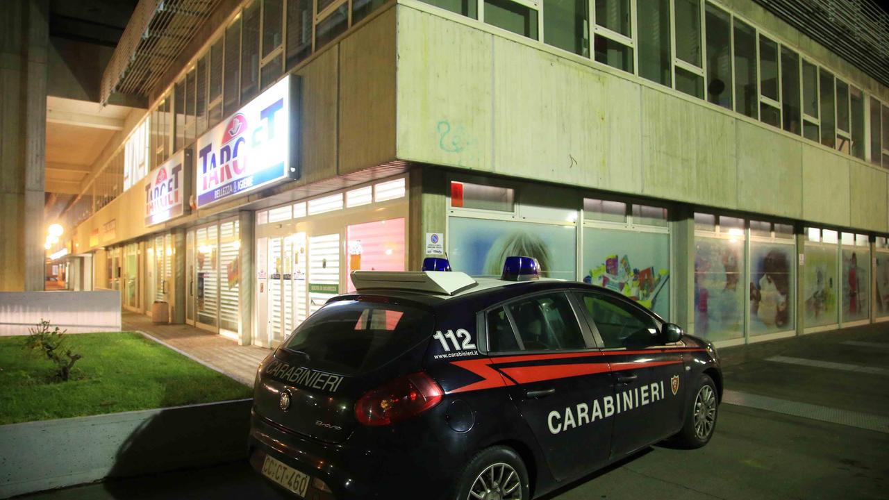 Reggio Emilia, minaccia la cassiera col coltello e scappa con 400 euro