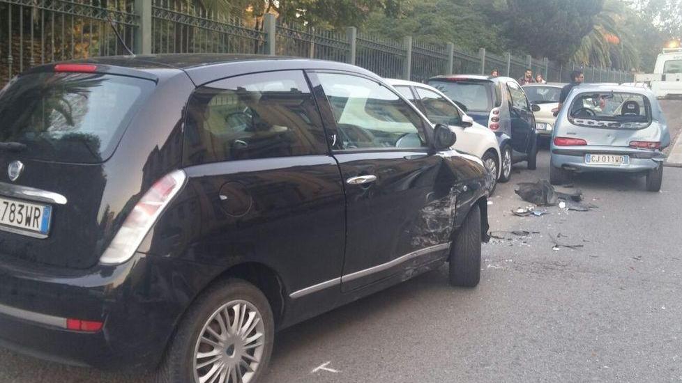 Sassari, tampona due auto col Suv e poi scappa