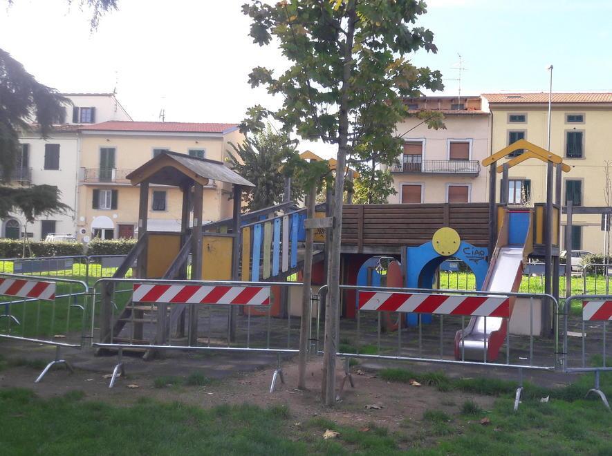 Transennato uno spazio gioco in piazza della Resistenza