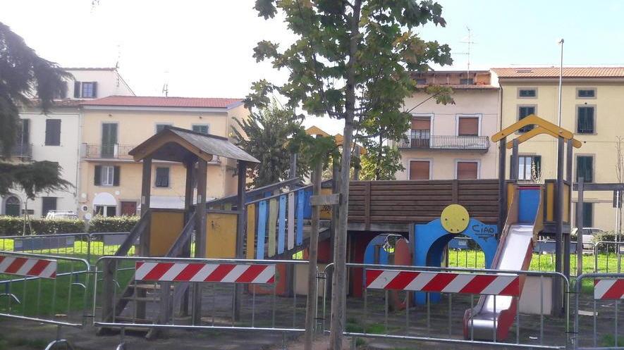 Transennato uno spazio gioco in piazza della Resistenza