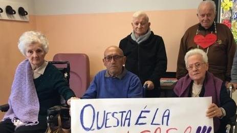 Due anziane ospiti si incatenano alla Rsa «Non trasferiteci»
