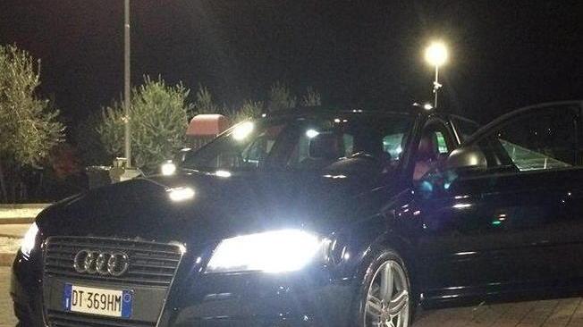 Gli “visitano” la casa e fuggono portando via la sua Audi