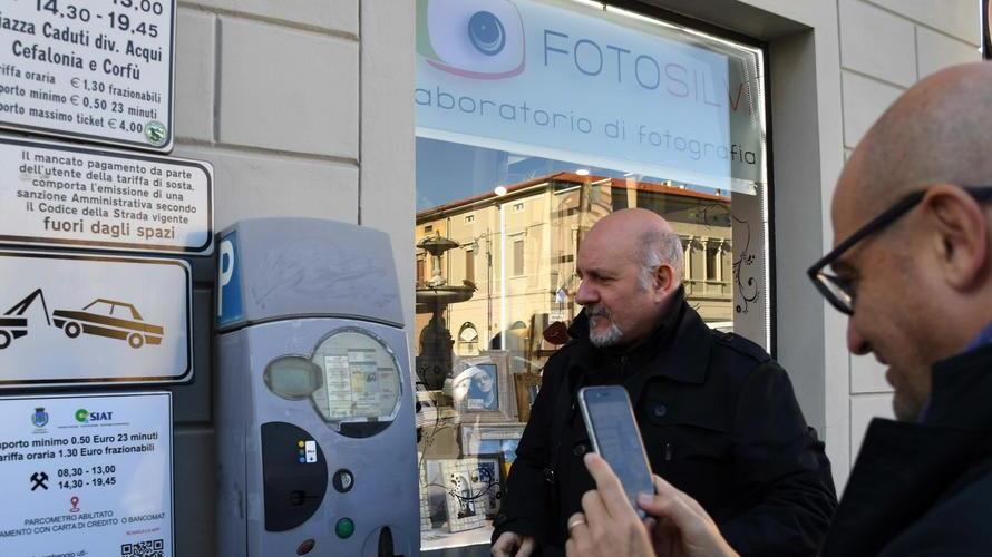 Il parcheggio ora si può pagare col bancomat e lo smartphone
