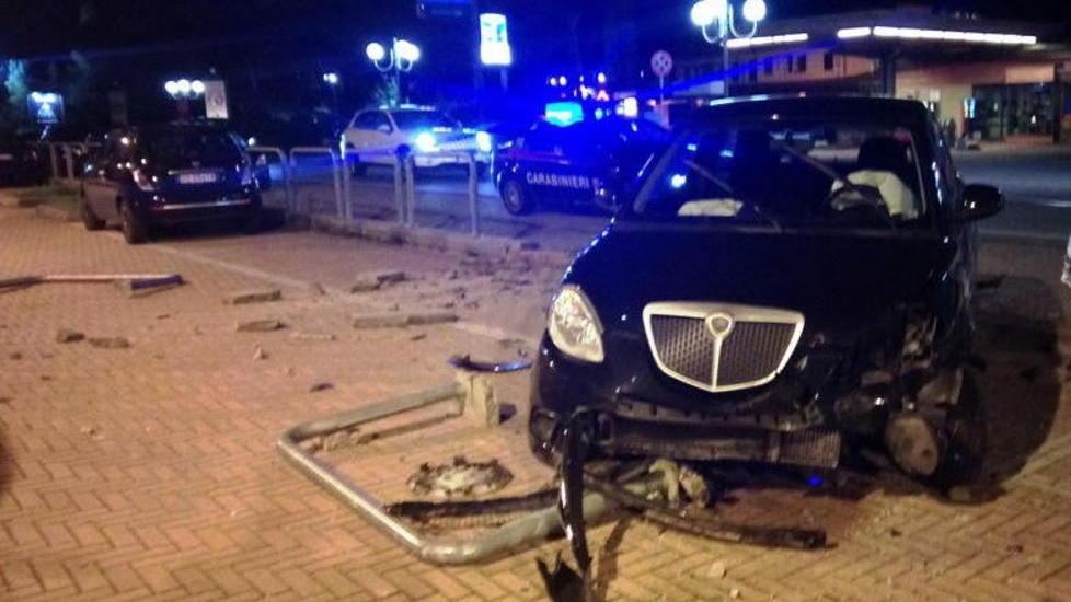 Scappa dopo l’incidente, caccia al pirata