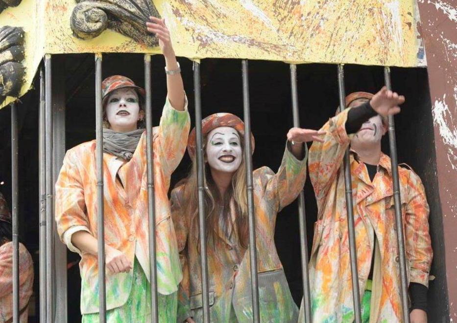Salire su un carro o farsi fare una caricatura: così si aiuta il Carnevale di Viareggio