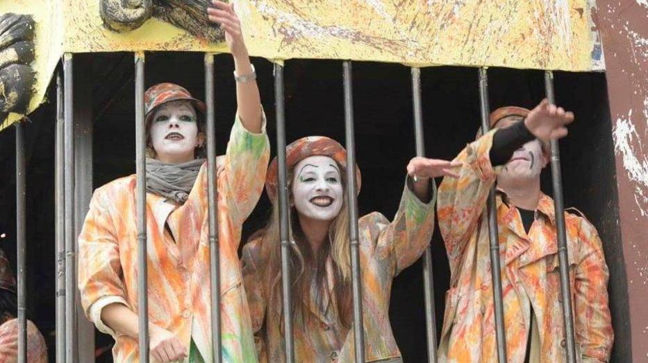 Salire su un carro o farsi fare una caricatura: così si aiuta il Carnevale di Viareggio
