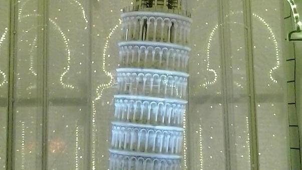 La Torre pendente d’alabastro conquista i giapponesi
