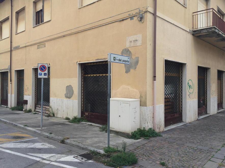 L’ex biblioteca tra erbacce e calcinacci 