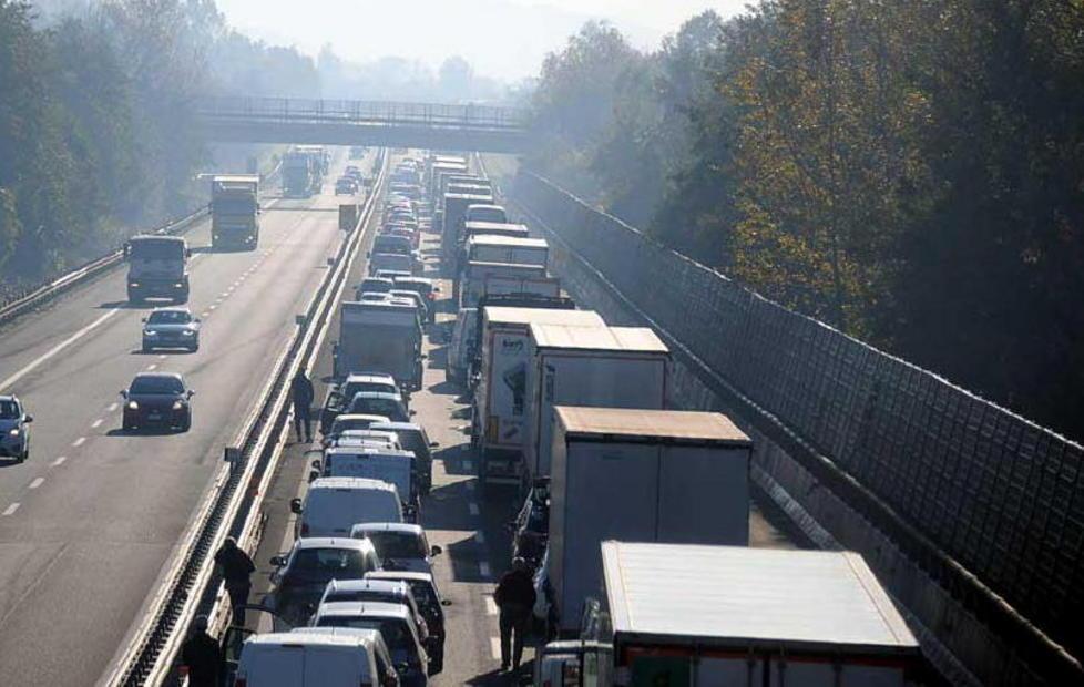 Schianto sull’A12, due feriti 