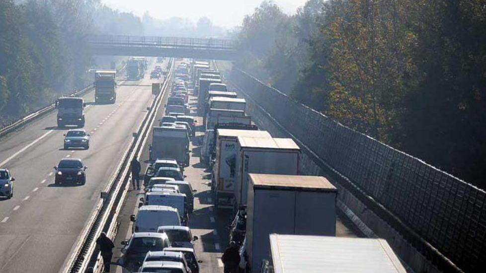 Schianto sull’A12, due feriti