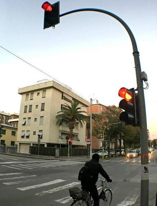 Il semaforo che fa le multe arriva sul viale Mameli 