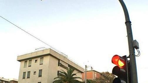 Il semaforo che fa le multe arriva sul viale Mameli