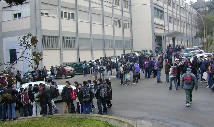 Mancano i docenti, studenti in rivolta