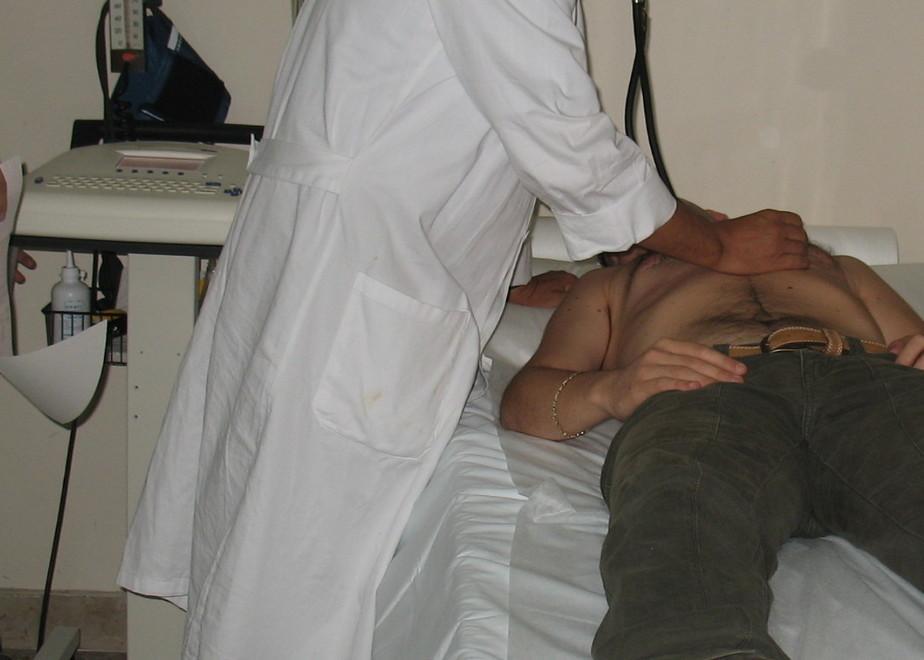 La segretaria visitava al posto dei medici 