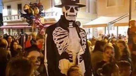 Mostri, fantasmi e allegria Halloween sorride ai bambini