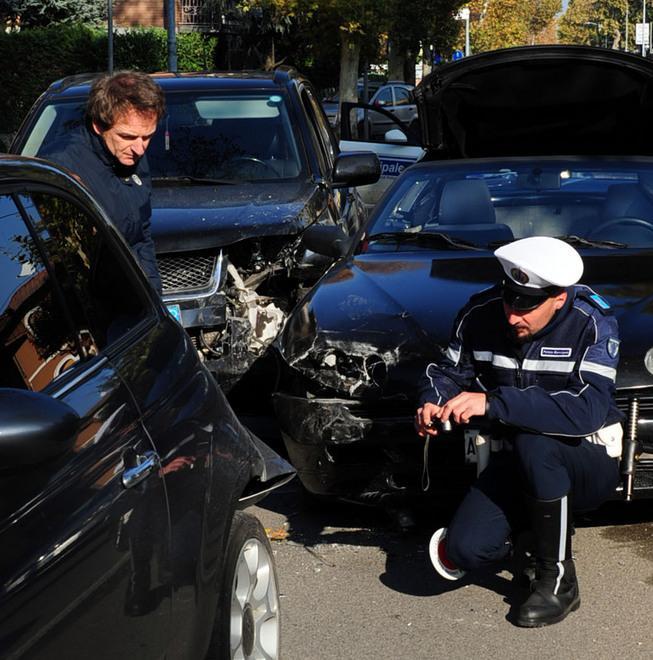 Carambola in via Spilamberto Tre auto coinvolte e due feriti